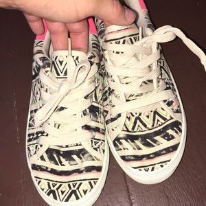 Super cute sneakers size 6 (fits more like a 5.5)